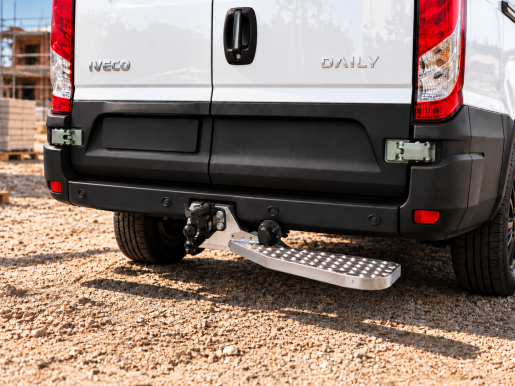 Marchepied arrière fixe de ferrure d'attelage 680X165 DROITE IVECO Daily H2-4100L 17,5 m3